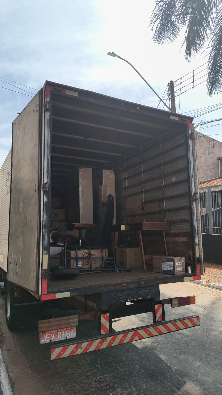 Móveis e caixas no caminhão de mudança