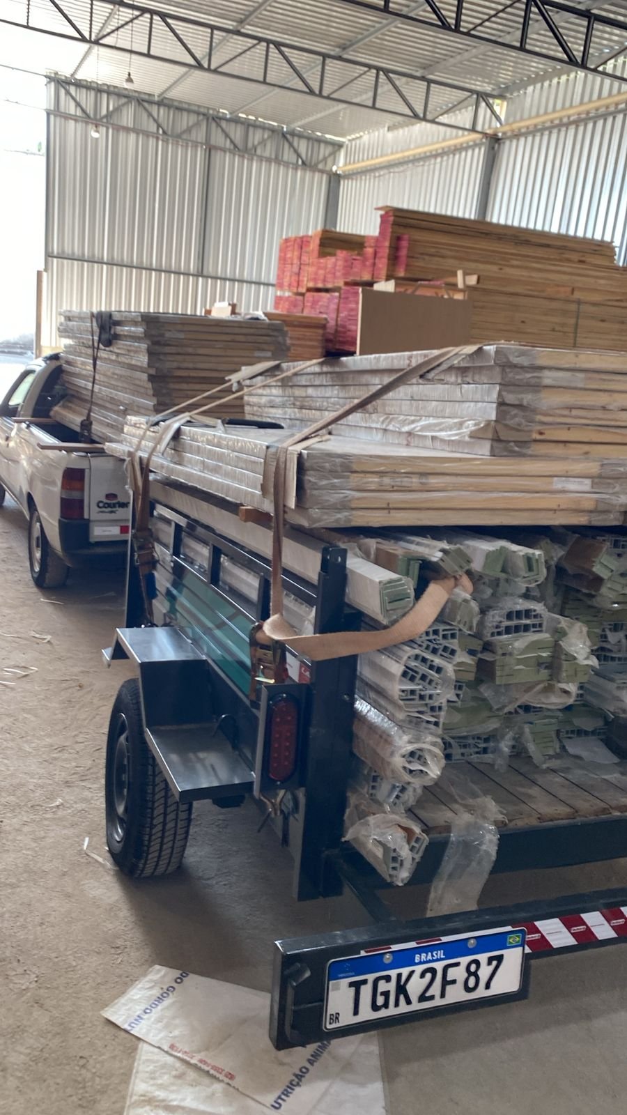 Carga de materiais na carretinha